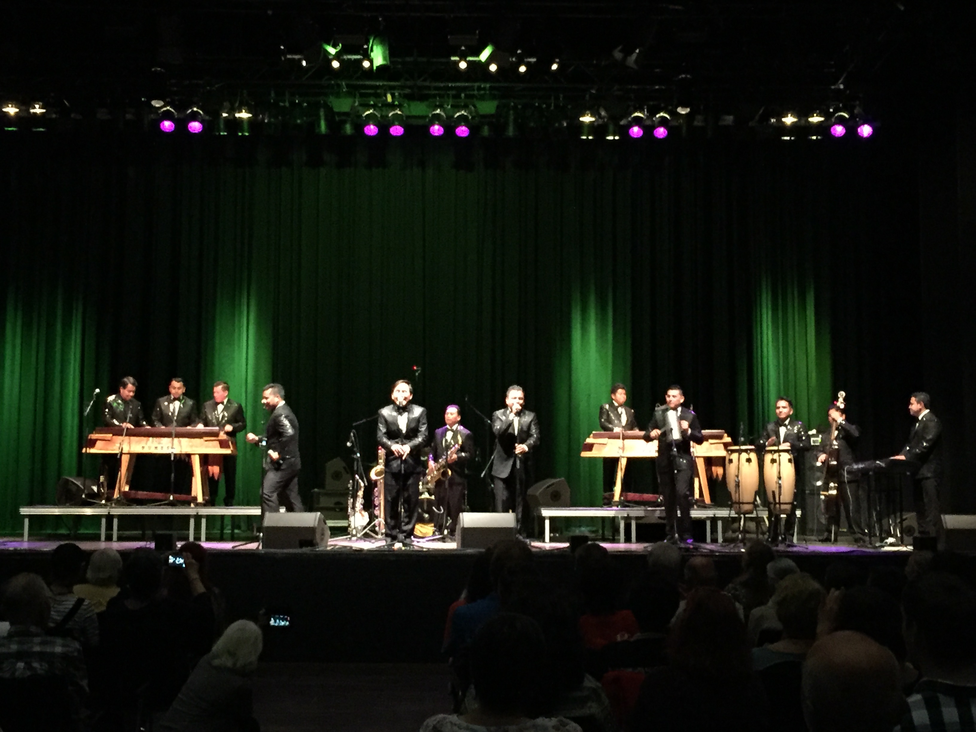 Fidel Funes y su marimba orquesta durante la presentación en Europa. (Foto cortesía Eslly Melgarejo).