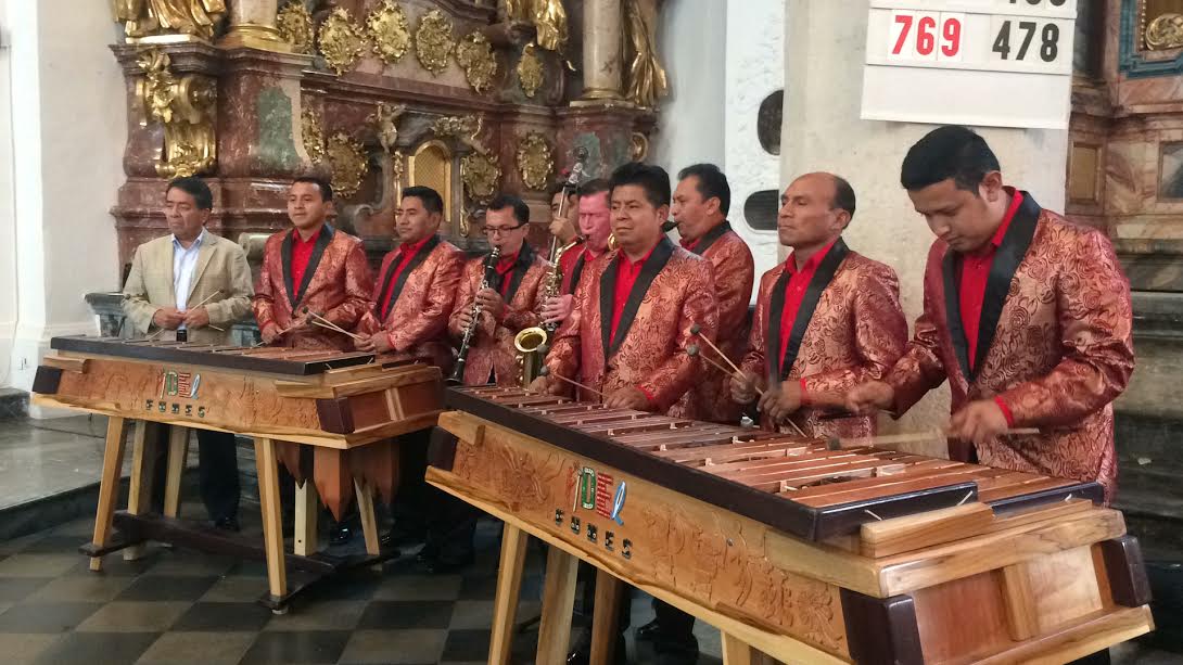 Fidel Funes y su marimba orquesta durante la presentación en Europa.(Foto cortesía Eslly Melgarejo).