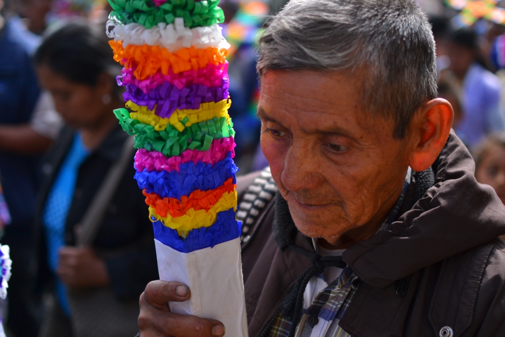 El municipio de San Martín Jilotepeque, Chimaltenango decora las cruces. (Foto: Ángel Elías)